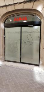 een beeldscherm in een gebouw met een aadobe bij Aloja Madrid in Madrid