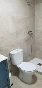 uma casa de banho com um WC branco e um chuveiro em Aloja Madrid em Madri