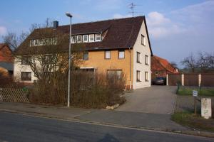 a house on the side of a street at Ferienwohnung Finkam in Holle