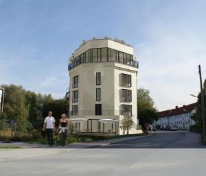 a man and a woman walking in front of a building at Hotel im Bunker in Munich
