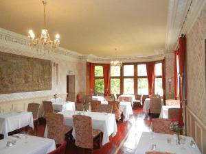 A restaurant or other place to eat at Mansfield Castle Hotel