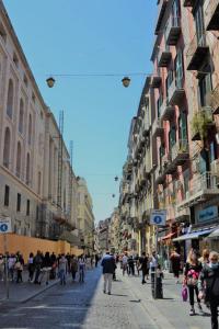 een groep mensen die door een straat lopen bij Napoli Via Toledo in Napels