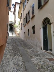 une allée vide avec une porte verte dans un bâtiment dans l'établissement Bresciantica, à Brescia