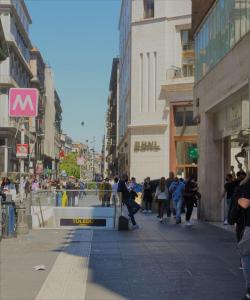 een groep mensen die door een straat lopen bij Napoli Via Toledo in Napels
