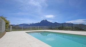 einen Pool mit Bergblick in der Unterkunft Studio LUMINEUX à 5 minutes du lac de Serre Ponçon in Prunières