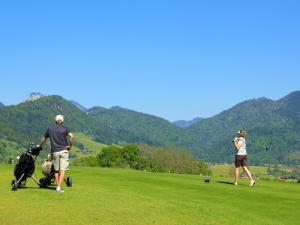 un paio di persone che giocano a golf su un campo da golf di Appartement Montgenèvre, 2 pièces, 6 personnes - FR-1-445-162 a Monginevro
