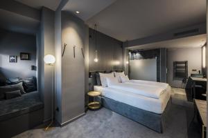 A bed or beds in a room at Altstadthotel Weisses Kreuz