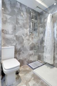een badkamer met een toilet en een douche bij Master accommodation suite 7 sea view in Hastings