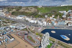 een luchtzicht op een stad met een reuzenrad bij Master accommodation suite 7 sea view in Hastings