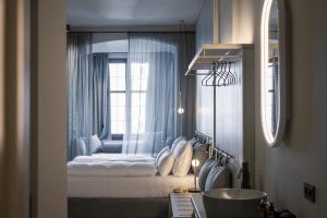 A bed or beds in a room at Altstadthotel Weisses Kreuz