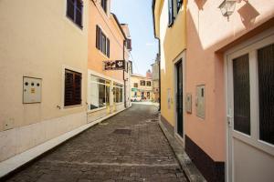 an empty alley in a city with buildings at Studio apartman Amalie in Pazin