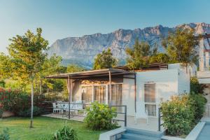 una casa con una montagna sullo sfondo di Poseidon Mobile Home Resort a Makarska