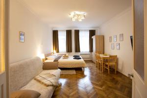 een woonkamer met een bank en een tafel bij Peaceful studio on Rynok Square in Lviv
