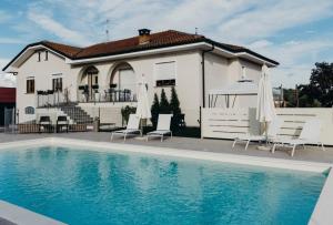 een huis met een zwembad voor een huis bij Agriturismo RiDaRoca in San Damiano dʼAsti