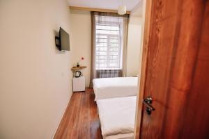 TV a/nebo společenská místnost v ubytování Lori Guest House Hotel