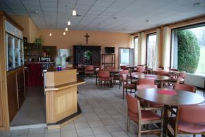 un comedor con mesas y sillas en un restaurante en Chaityfontaine, en Pepinster
