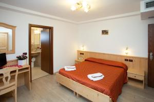 Postel nebo postele na pokoji v ubytování Albergo Alla Comparsa