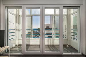 a room with sliding glass doors with a view of the ocean at Mar Apartment in Altea