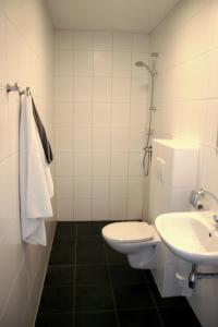 ein Bad mit einem WC und einem Waschbecken in der Unterkunft Hotel Royal in IJmuiden