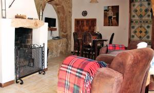 ein Wohnzimmer mit einem Sofa und einem Kamin in der Unterkunft Appartement El Patio (cortijo La Cubertilla) in Fuente-Tójar