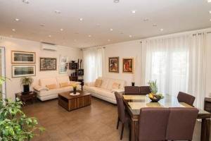 uma sala de estar com um sofá e uma mesa em Apartment Iris em Dubrovnik