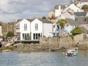 Gallery image of 2 Beach Cottage in Plymouth