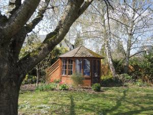 a small wooden gazebo in the middle of a yard at Apartement am Kirschbaum in Mommenheim