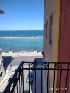 En balkon eller terrasse på Mariantomare casa vacanze monolocale lungomare Bari