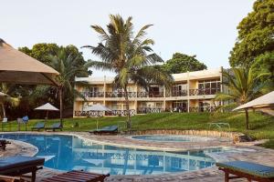 Bazén v ubytování Coral Beach Resort nebo v jeho okolí