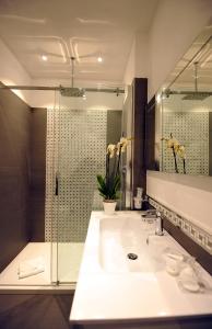 une salle de bains avec un lavabo blanc et une douche dans l'établissement Angel Spagna Suite, à Rome