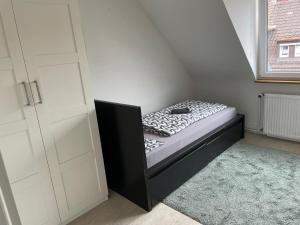 a small bedroom with a bed and a window at Monteurwohnung - Pforzheim Nordstadt - L8 in Pforzheim