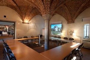 una sala de conferencias con mesas y sillas en un edificio en Golf & Hôtel de Falnuée, en Mazy