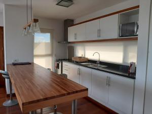 Majoituspaikan Delamar suites keittiö tai keittotila