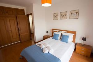 En eller flere senge i et værelse på CASA DA ELSA- ESTACIONAMENTO PRIVADO GRATUITO