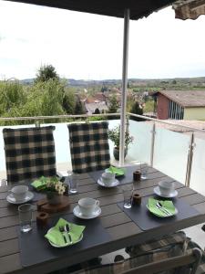 una mesa de picnic con vistas al agua en Ferienwohnung Landblick, en Niederlinxweiler