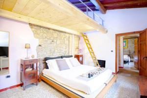 A bed or beds in a room at Casetta de Sodoni by TuscanyWeGo
