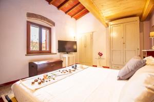 A bed or beds in a room at Casetta de Sodoni by TuscanyWeGo