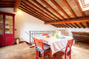 A seating area at Casetta de Sodoni by TuscanyWeGo