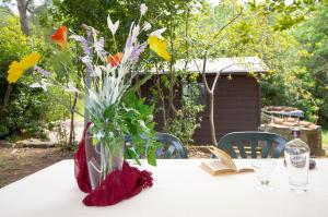 A garden outside Casetta de Sodoni by TuscanyWeGo