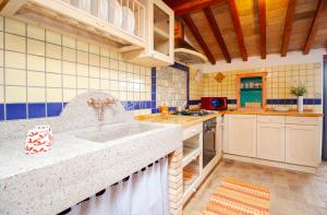 A kitchen or kitchenette at Casetta de Sodoni by TuscanyWeGo