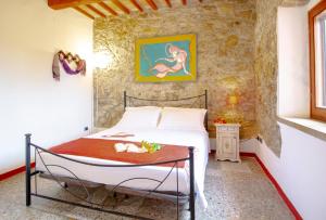 A bed or beds in a room at Casetta de Sodoni by TuscanyWeGo