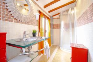 La salle de bains est pourvue d'un lavabo et d'une douche. dans l'établissement Casetta de Sodoni, à Pomaia