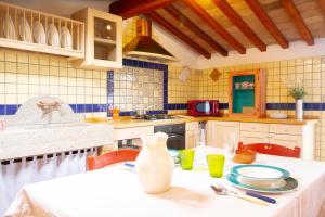 A kitchen or kitchenette at Casetta de Sodoni by TuscanyWeGo