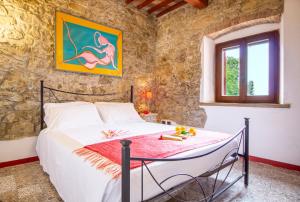 A bed or beds in a room at Casetta de Sodoni by TuscanyWeGo