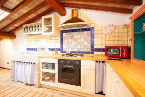 A kitchen or kitchenette at Casetta de Sodoni by TuscanyWeGo