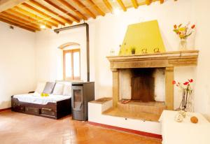 A bed or beds in a room at Casetta de Sodoni by TuscanyWeGo