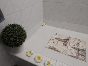 Um banheiro em Garden Budha Relax Apartman, parking, BBQ, terrace