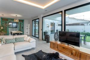 ein Wohnzimmer mit Couch und Flachbildfernseher in der Unterkunft VillaSwimmingpoolMalaga in Rincón de la Victoria