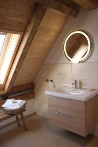 a bathroom with a sink and a mirror at Ferienwohnungen Zwergbachhof in Haunsheim