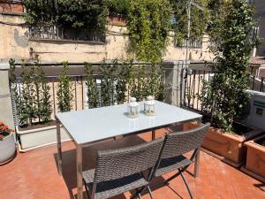 un tavolo bianco e 2 sedie su un patio di Campo de fiori Palace a Roma